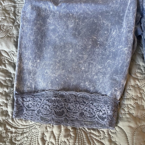 Size Large Women’s Colsie Blue Biker Shorts - Picture 2 of 4